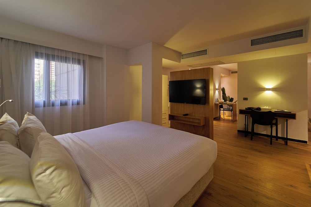 SUPERIOR, SUITE, KING BED