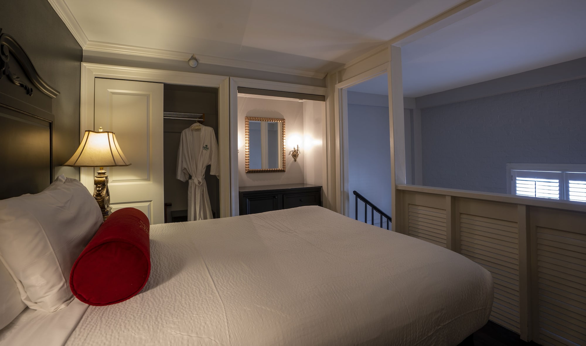 BI LEVEL, SUITE, KING BED, SOFA