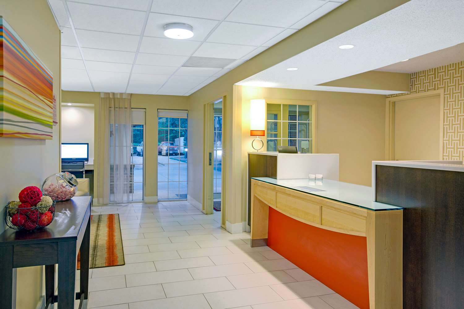 Suburban Studios Charlotte - Executive Park 3/10