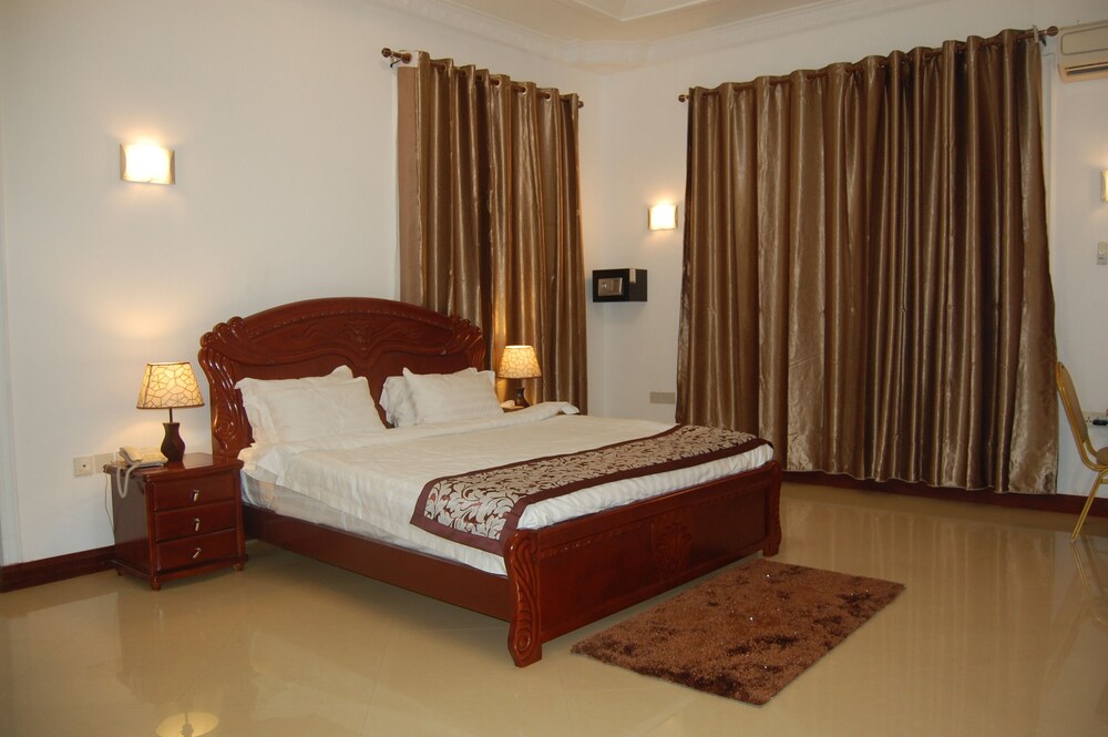 Kingsbridge Royale Hotel 17/50