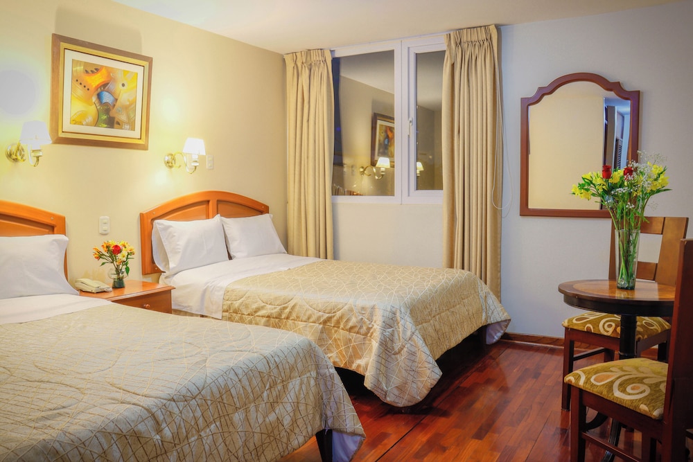 MANHATTAN INN AIRPORT HOTEL 23/73