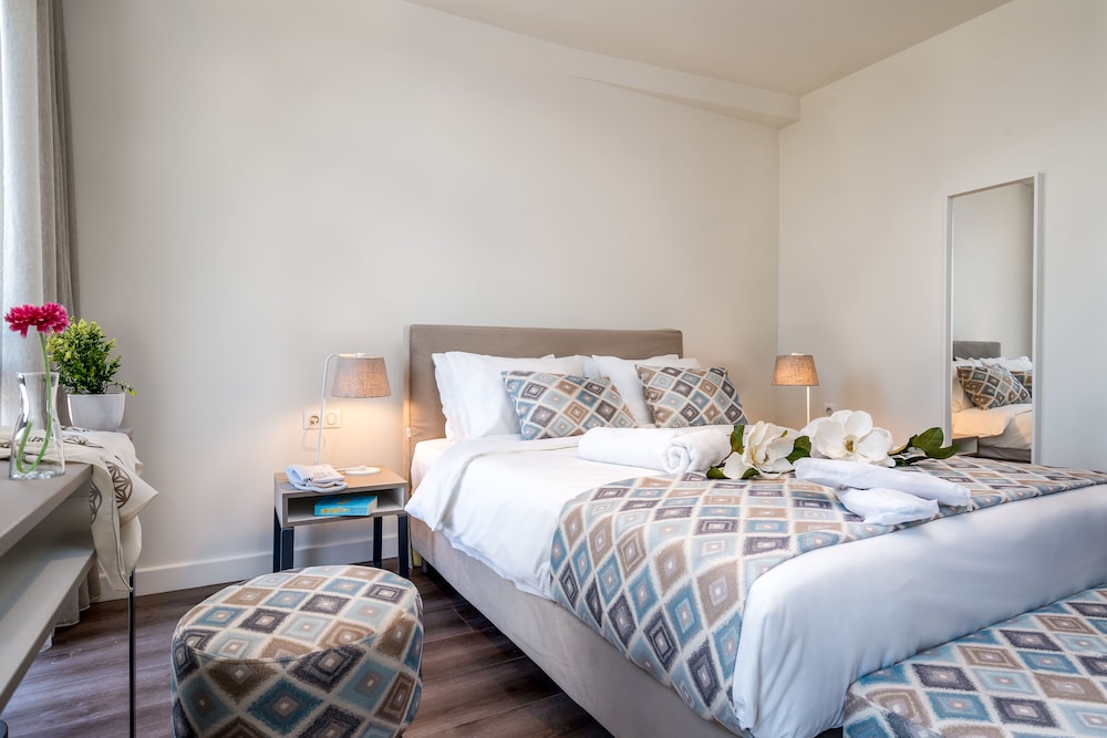 Urban Nest Suites and Apartments 12/75