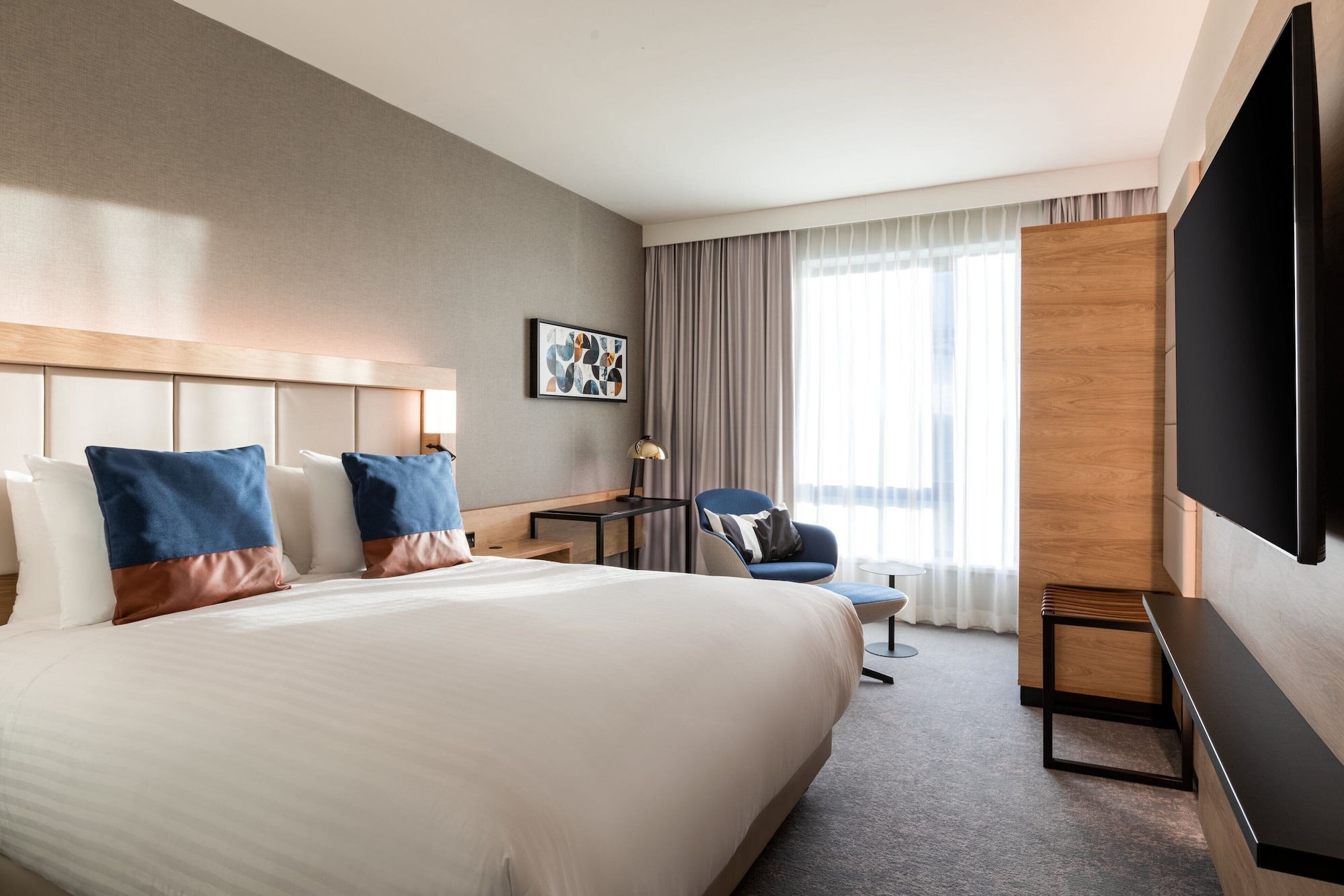 DELUXE, KING BED