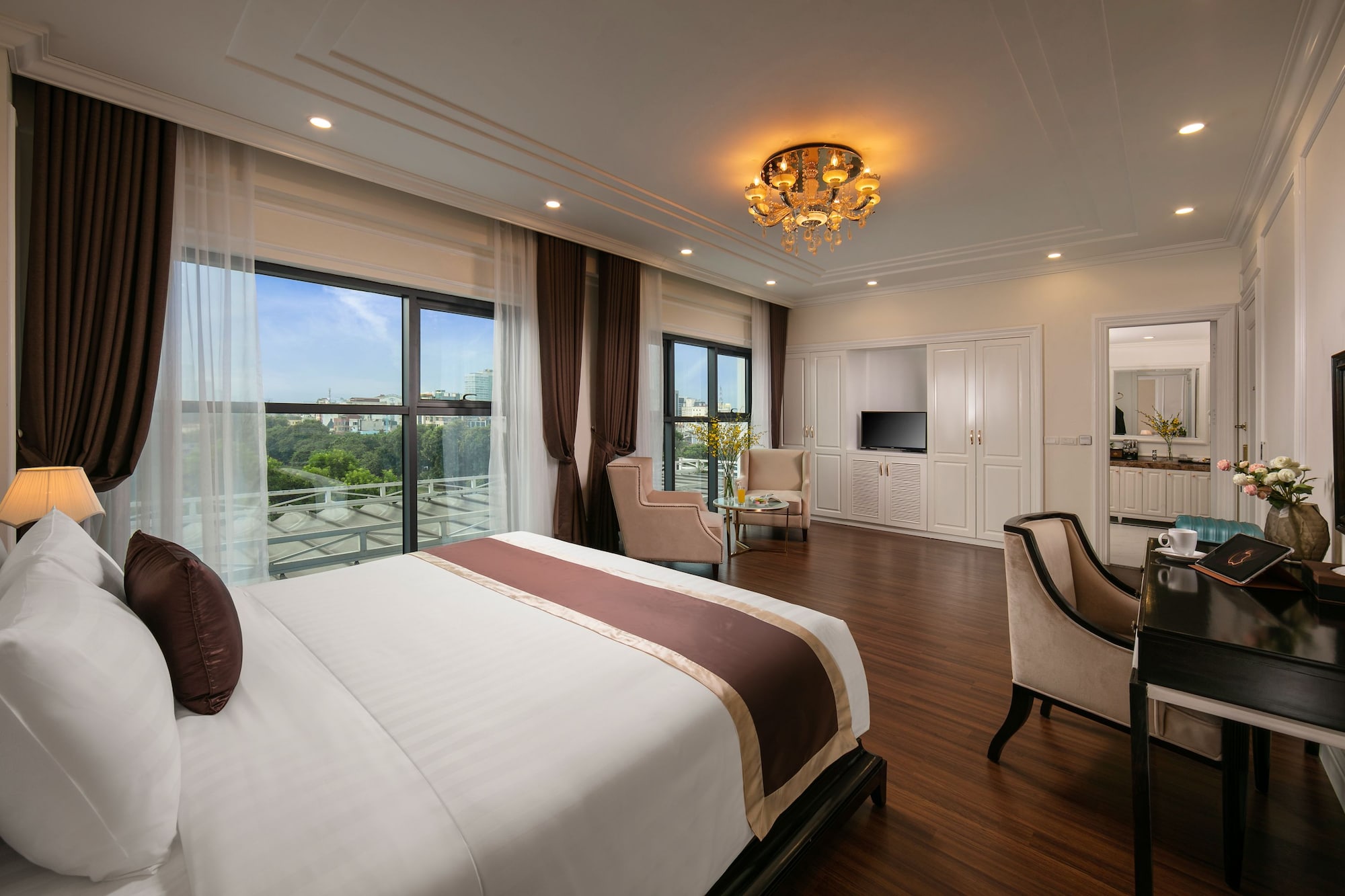 EXECUTIVE, SUITE, KING BED, LAKE VIEW