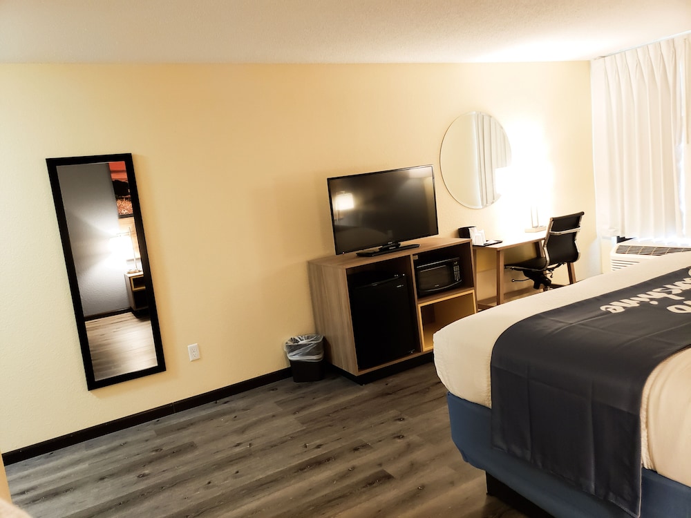 Days Inn and Suites by Wyndham Merrillville 9/28
