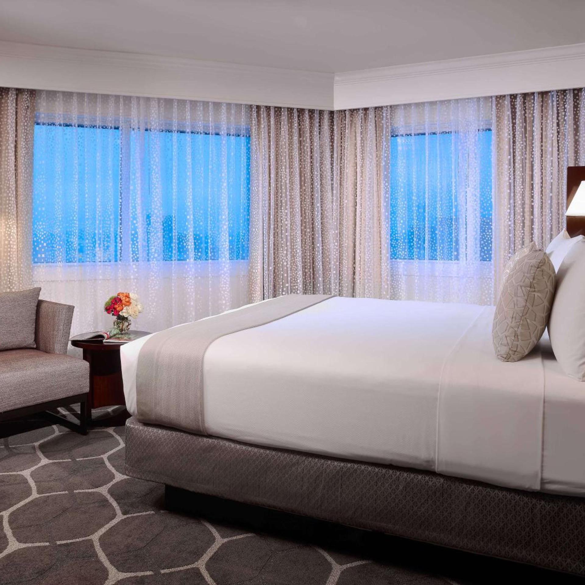 1 Bedroom, Suite, King Bed, Bathtub, Accessible, Royal Sonesta Houston Galleria 2/4
