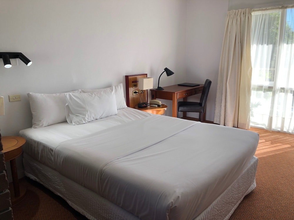 STANDARD, QUEEN BED