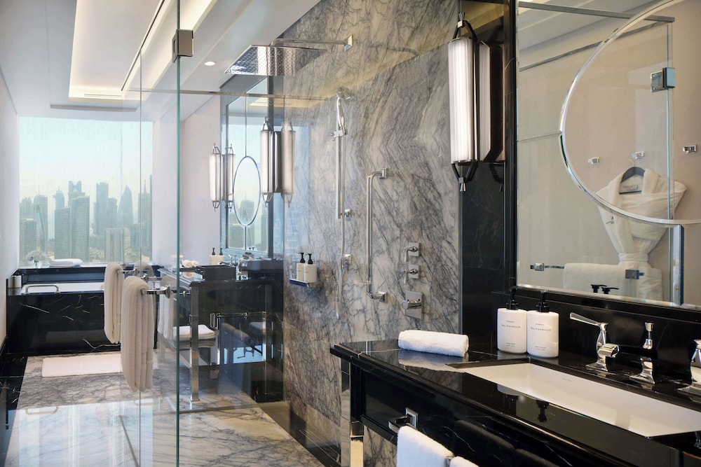 Ambassador, Suite, King Bed، Waldorf Astoria Doha West Bay 6/7
