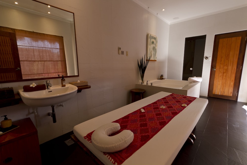 Bluewater Maribago Beach Resort 24/50