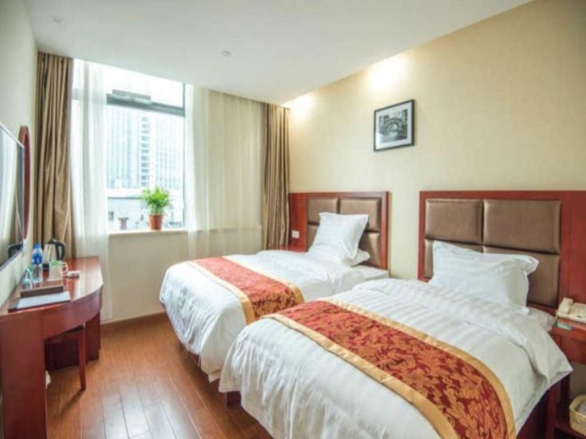 ROOM, TWIN BEDS