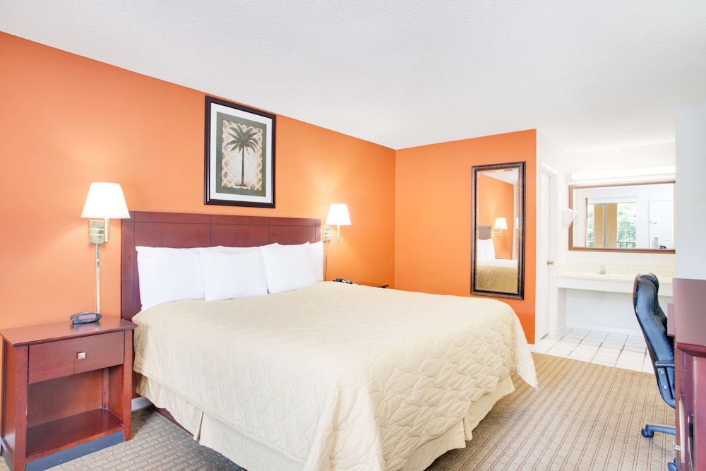 Super 8 By Wyndham Defuniak Springs 14/18