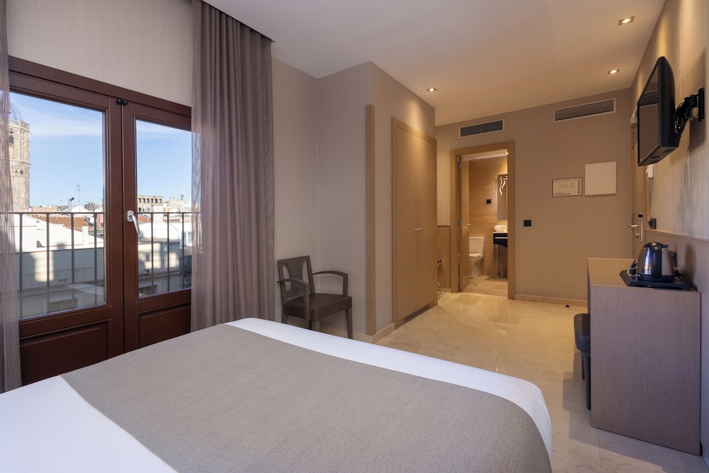 Room, Single, Twin Beds, Gran Hotel Barcino 5/10