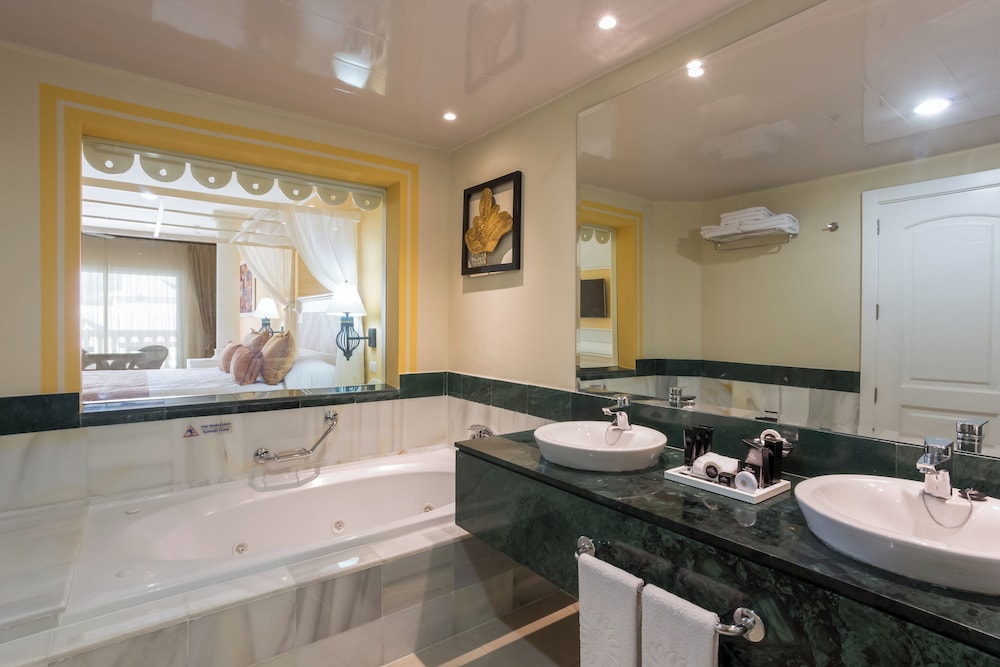 Bahia Principe Escape Bouganville - Adults Only 72/73