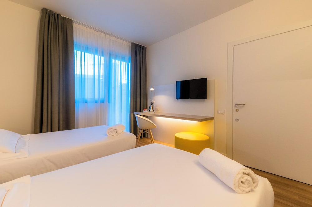 CONNECTING, DOUBLE BED
