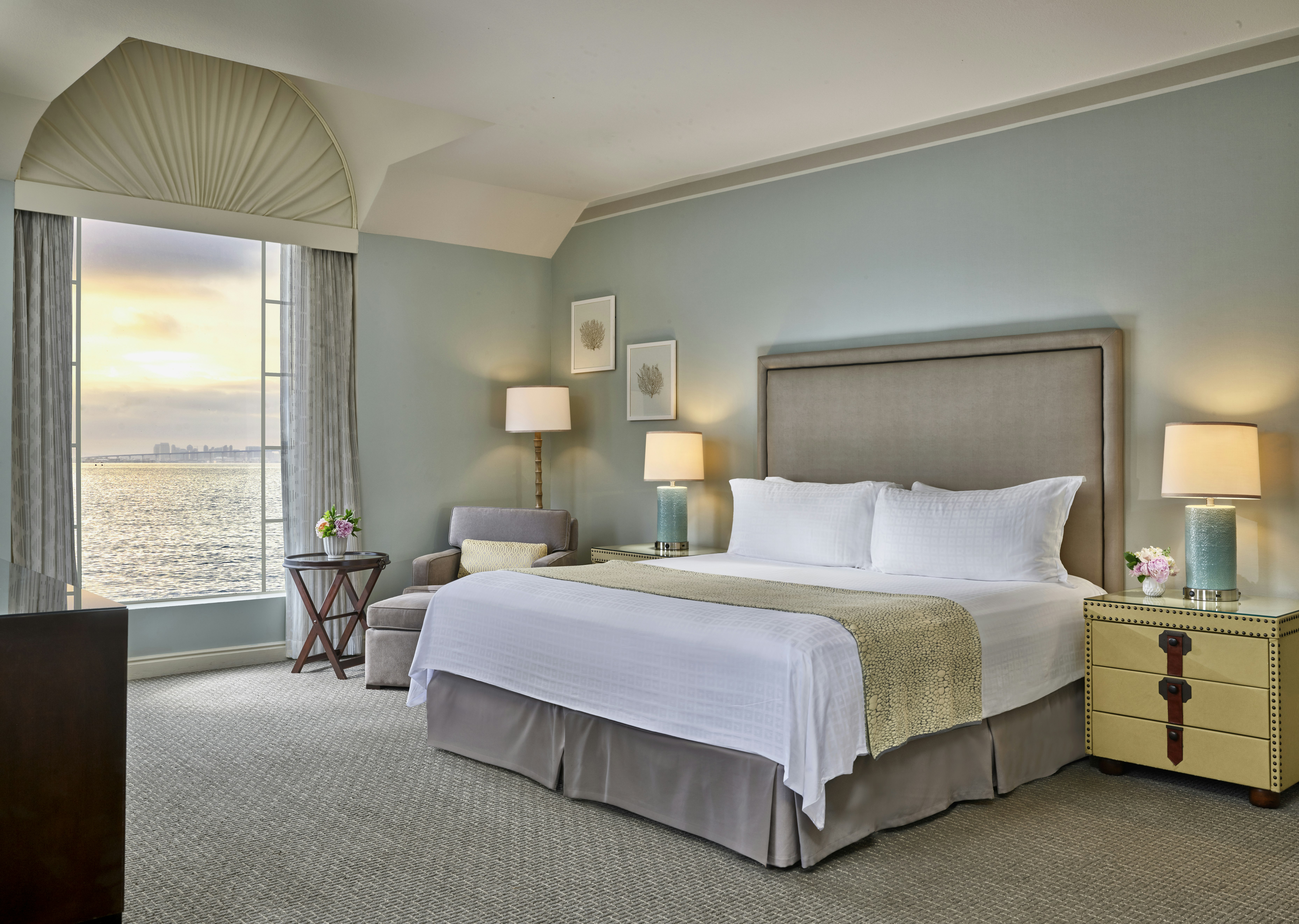 Suite, King Bed, Bay Side