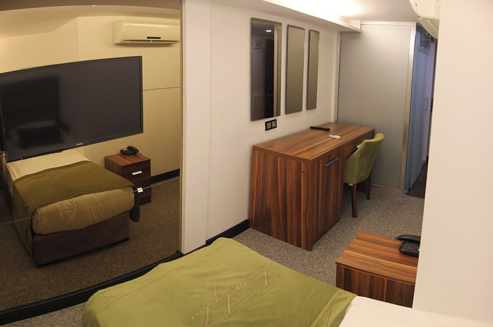 The 22 Hotel 35/50