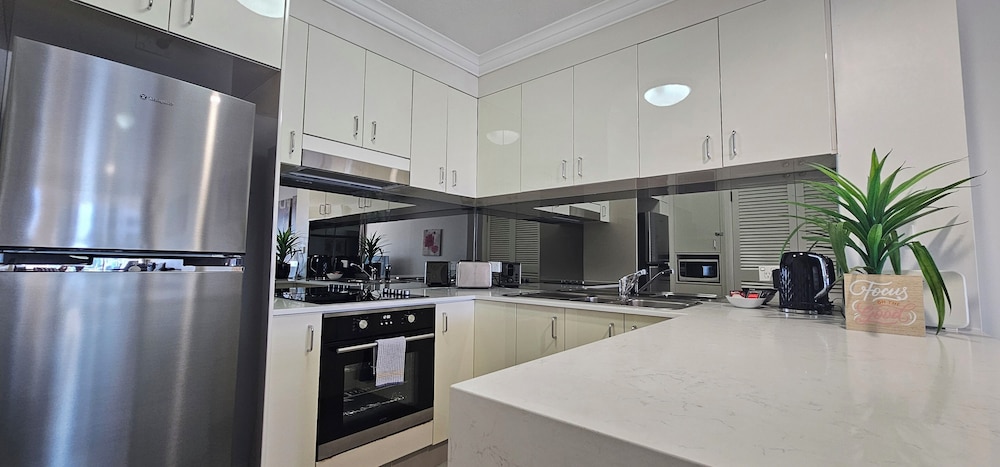 Broadbeach Holiday Apartments 11/50