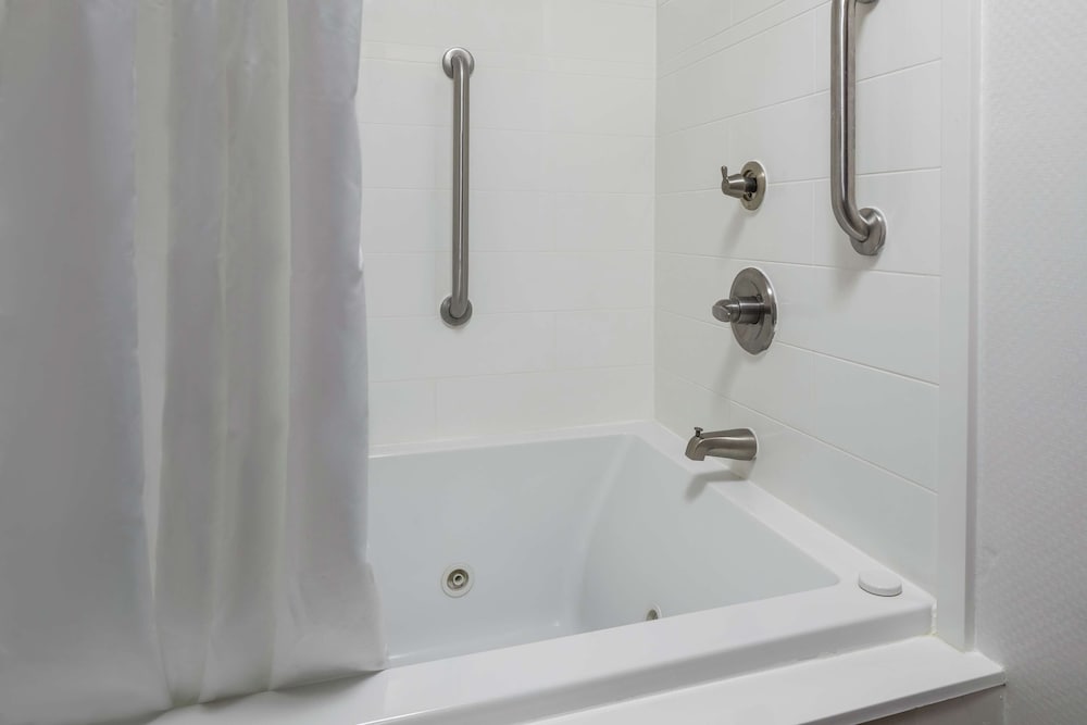 غرفة بسرير كينج، Hampton Inn Helen 6/6