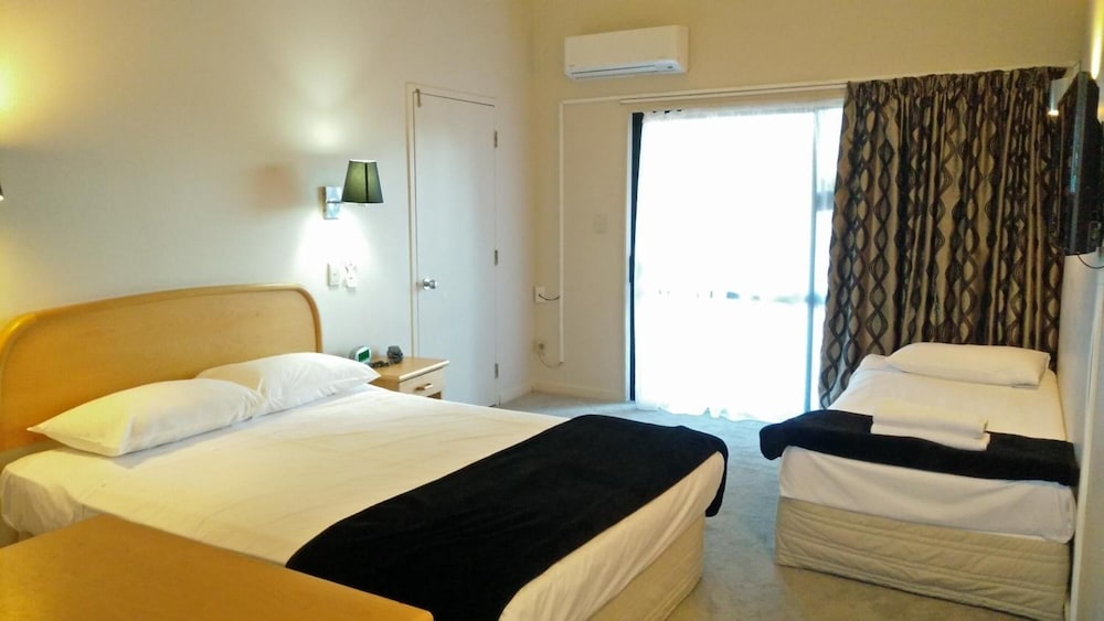 RAYLAND EPSOM MOTEL 4/36