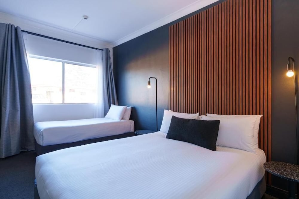 Plus, 1 Queen and 1 Single Bed, Queen Bed