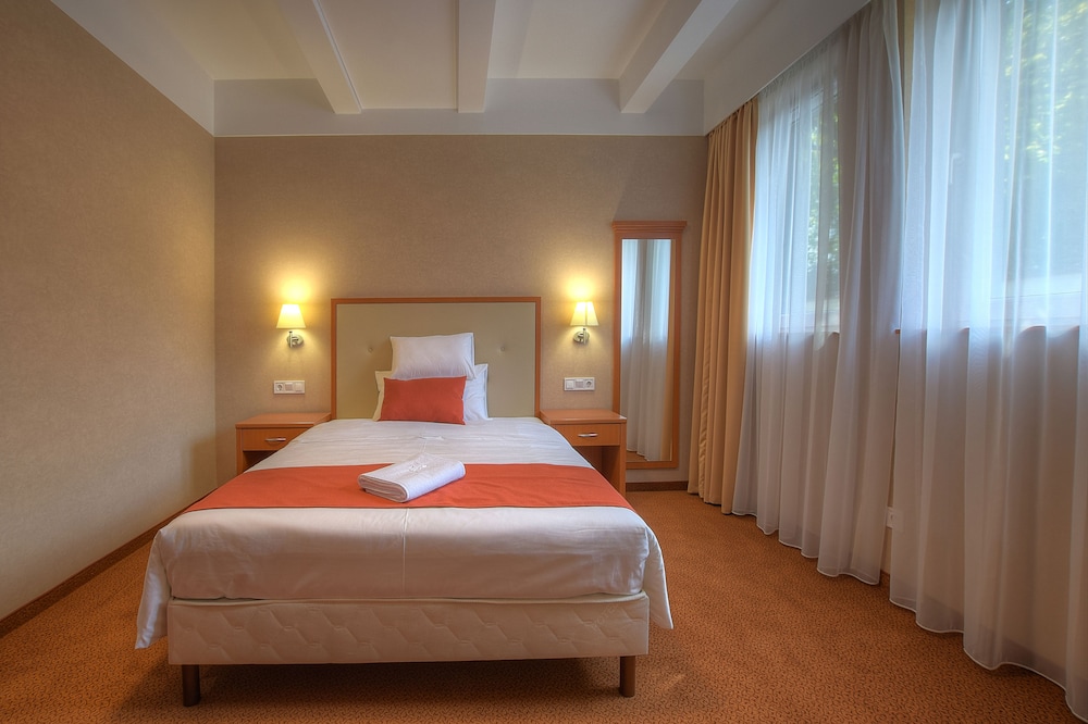 STANDARD, QUEEN BED