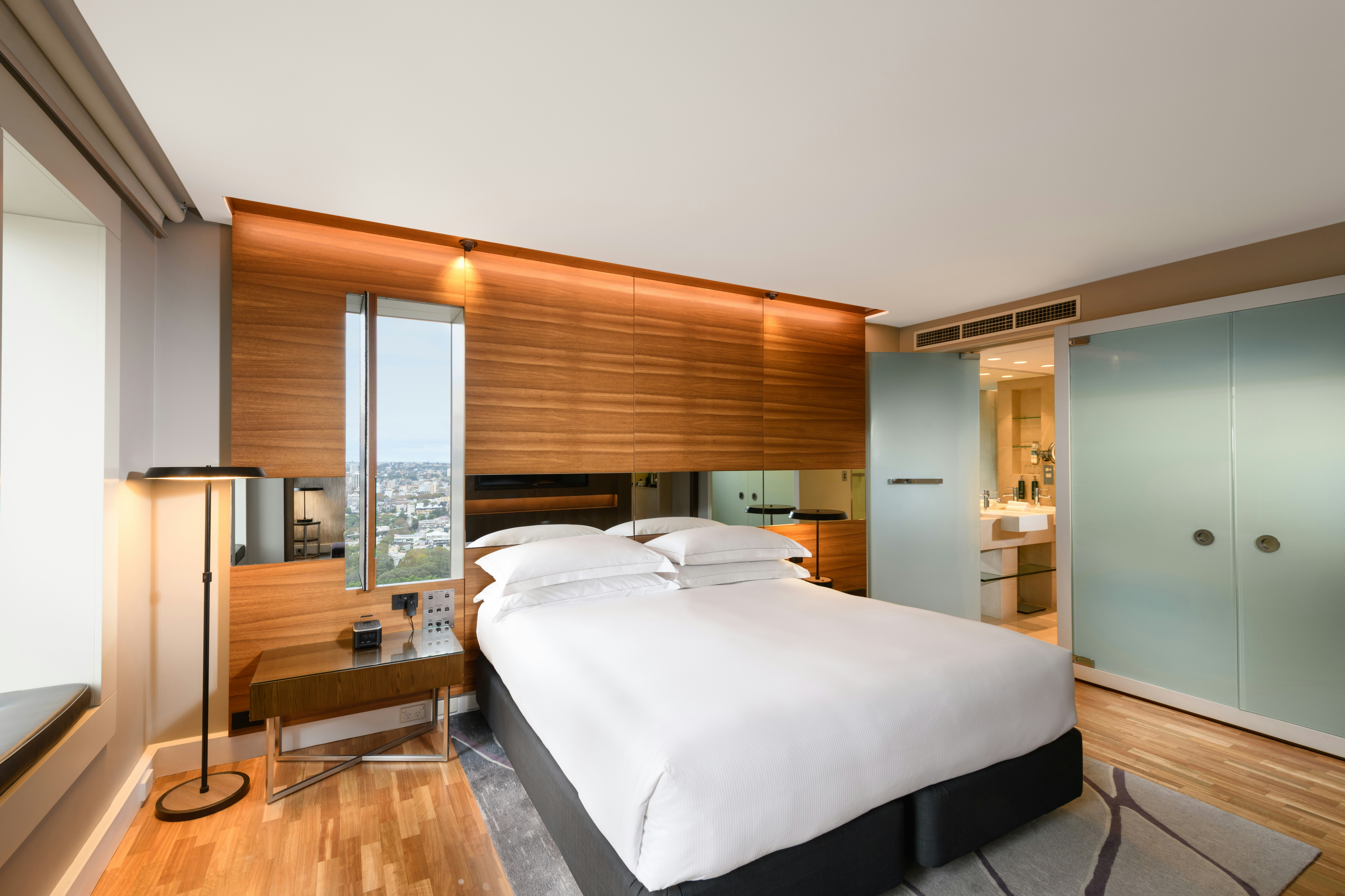 SUITE, CITY VIEW