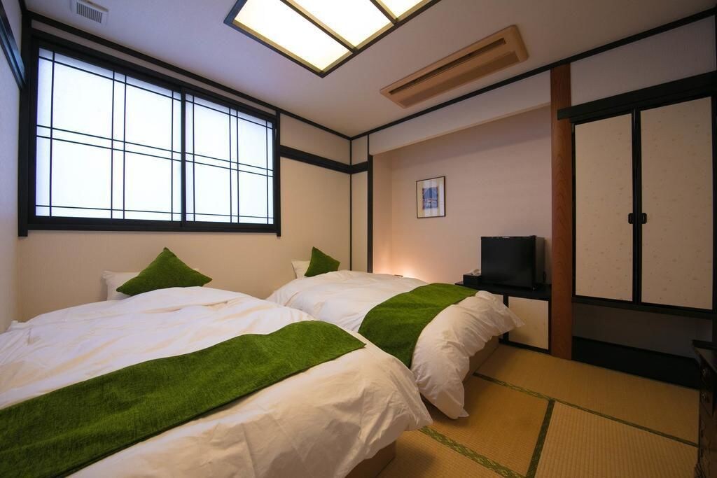 JAPANESE WESTERN, TWIN BEDS, SHARED BATHROOM
