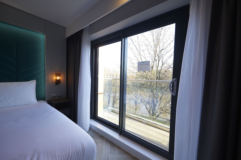Smart, Studio, King Bed, with View, Balcony