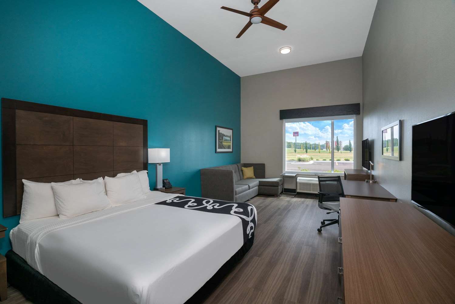 La Quinta Inn And Suites by Wyndham West Memphis 6/24