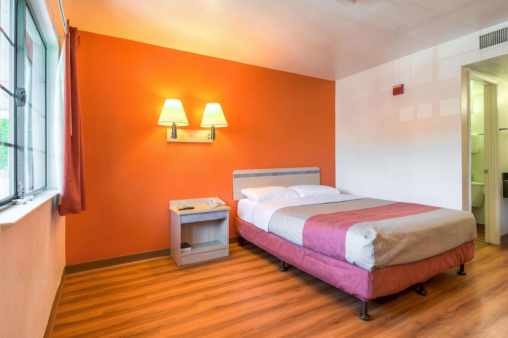 Motel6 Pomona, CA - Los Angeles 18/36