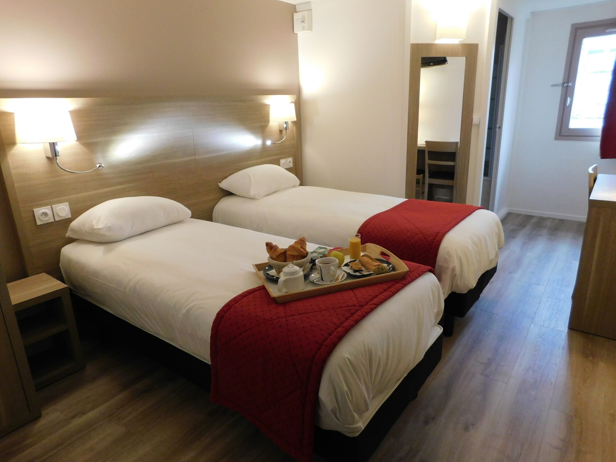 ROOM, TWIN BEDS
