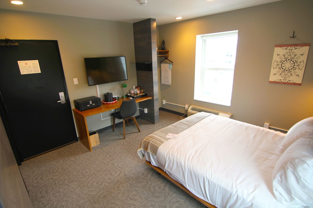 Studio, Queen Bed, Main House