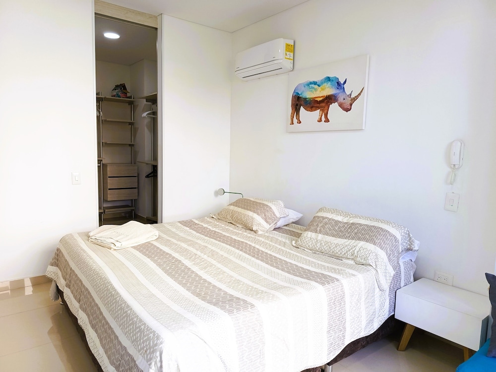 Traditional, Apartment, King Bed, 2 Trundle Beds, Sofa