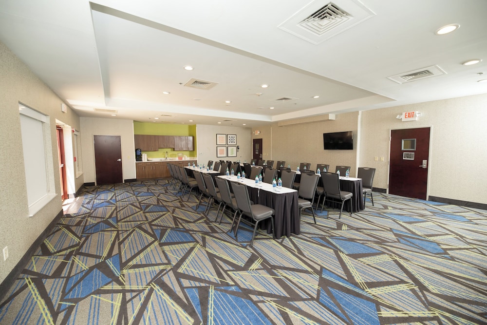 Holiday Inn Express Hotel & Suites Clinton 47/48