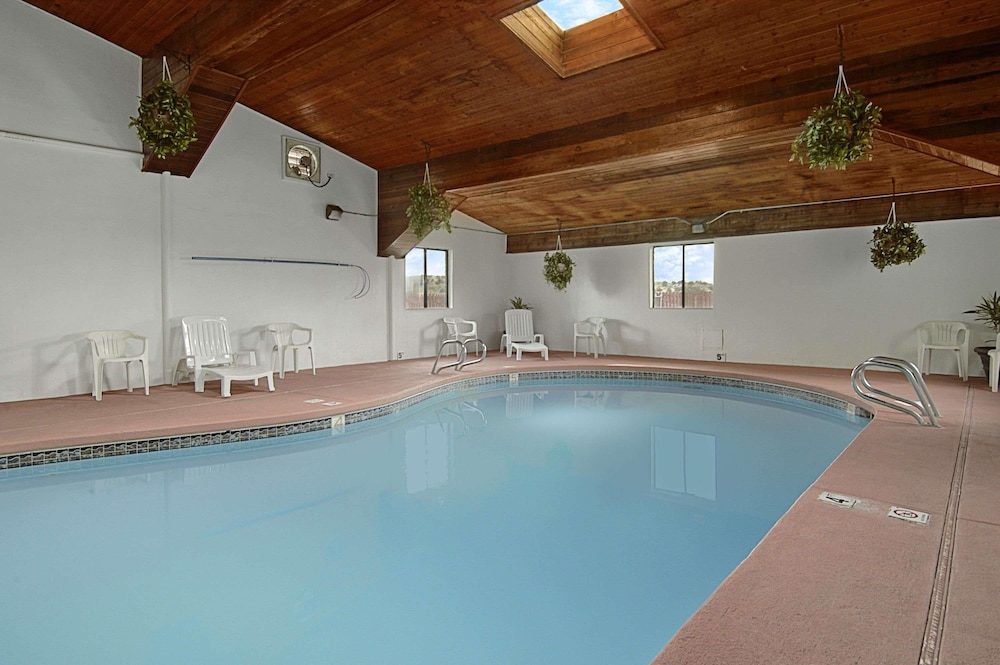 Super 8 By Wyndham Gallup 1/26