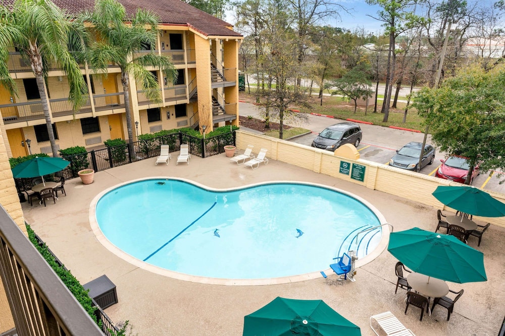 Super 8 by Wyndham The Woodlands North 3/40