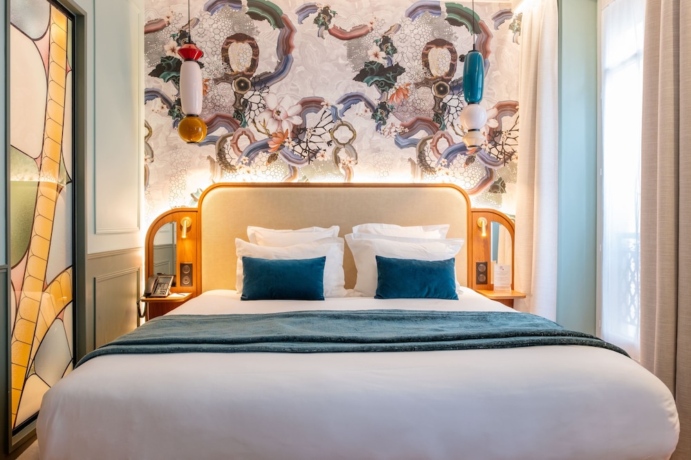 SUPERIOR, DOUBLE OR TWIN BED