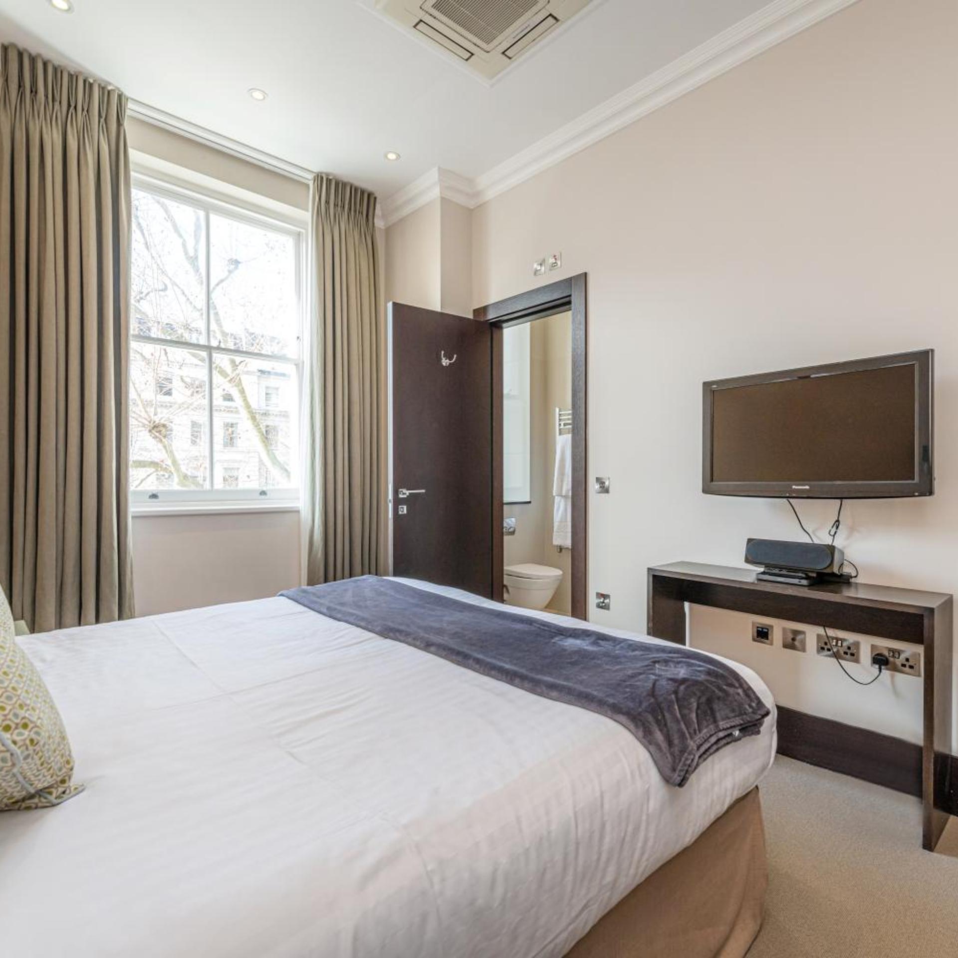 شقة ديلوكس بسرير كينج بغرفتي نوم، 130 Queensgate Apartments 2/10