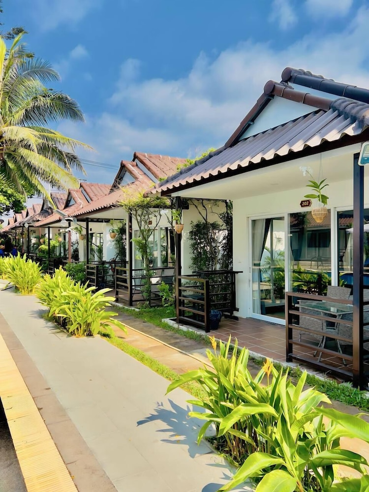 Sea Breeze Resort 3/50