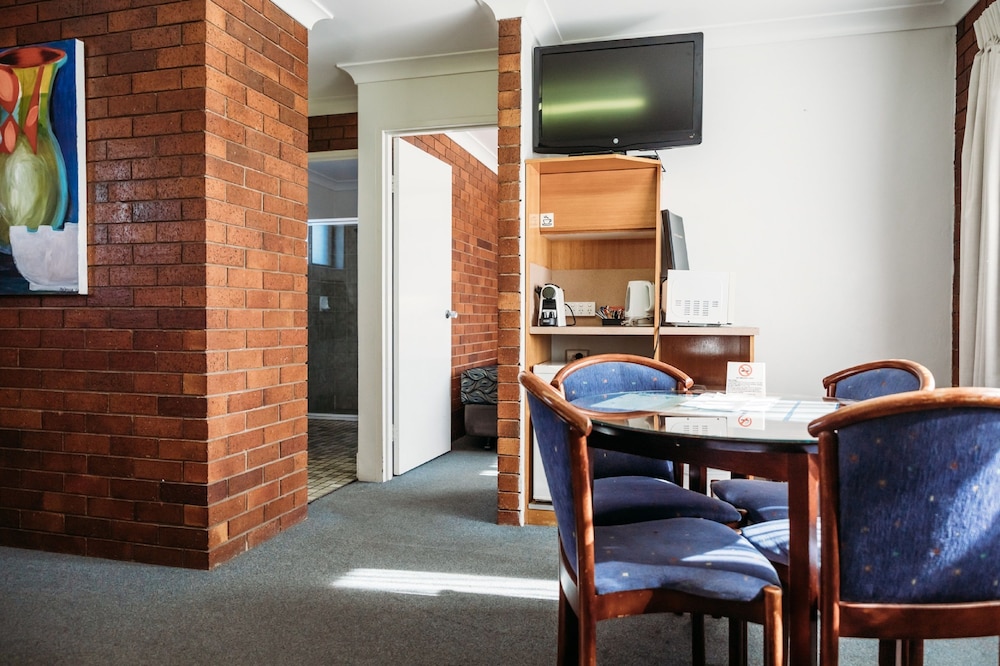 Country Pathfinder Motor Inn 39/47