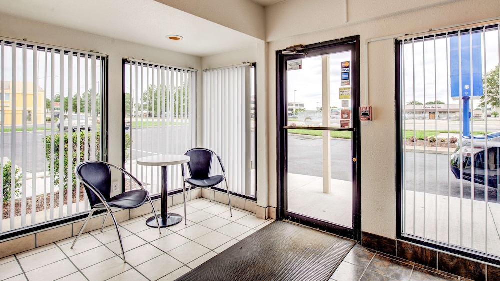 Travelodge by Wyndham Norfolk Airport 32/48