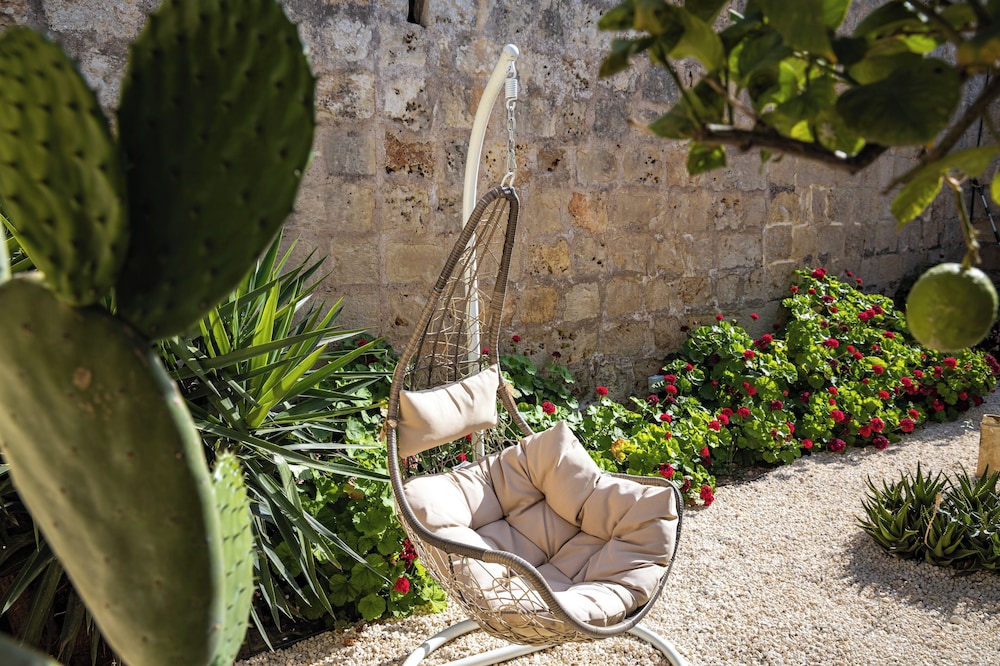 Lemon Tree Bed & Breakfast 25/30