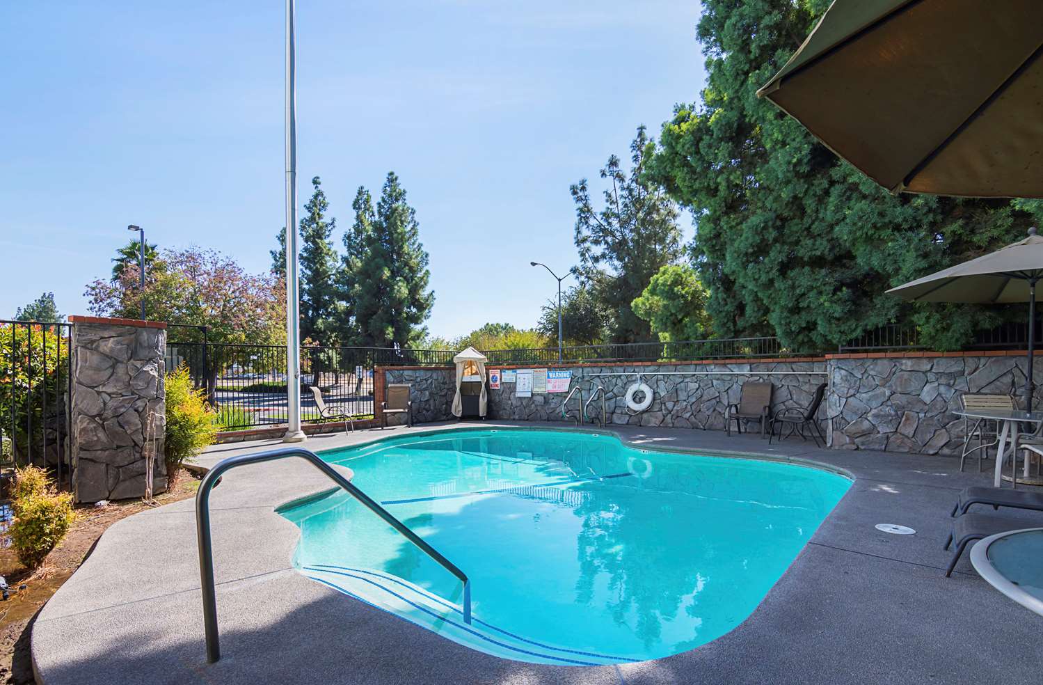 Quality Inn Fresno Yosemite Airport 16/27