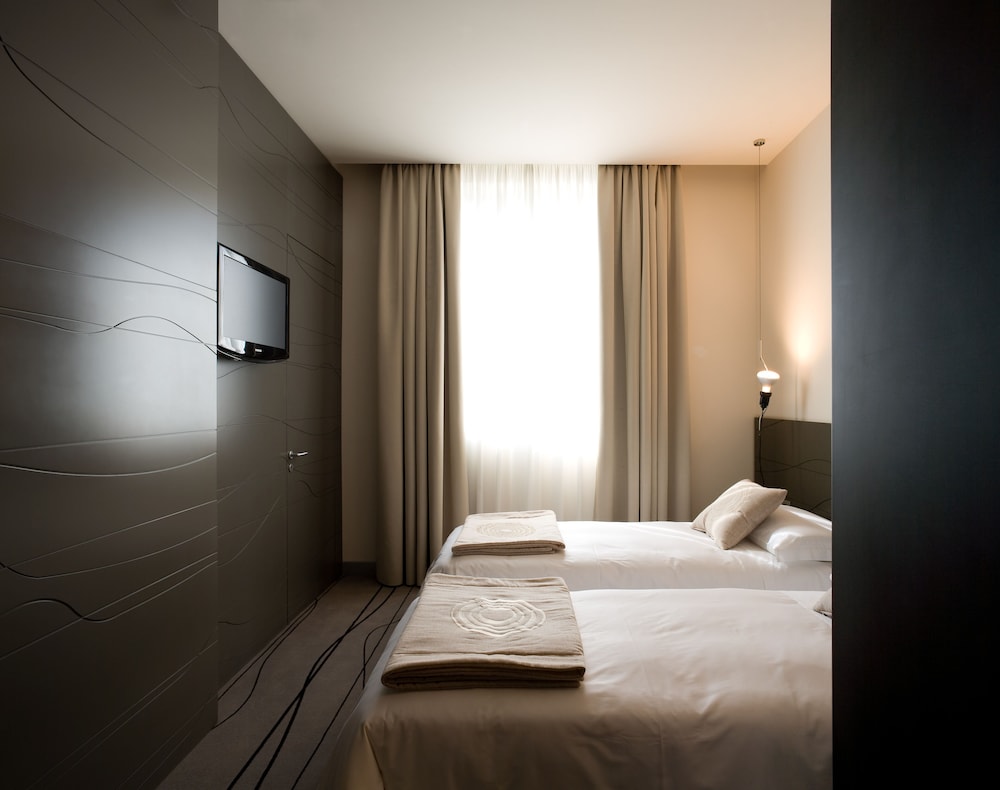 Eos Hotel 35/72