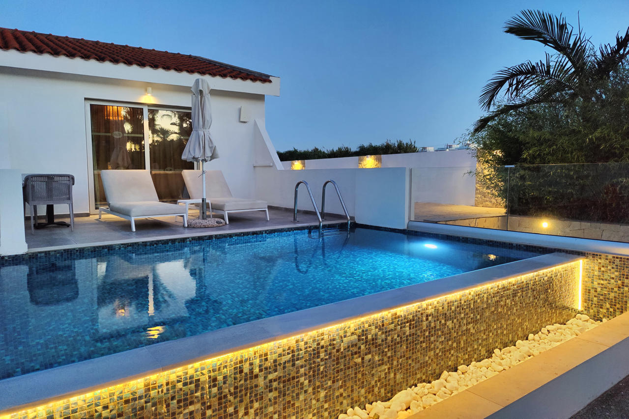 Bohemian Gardens Hotel 37/38