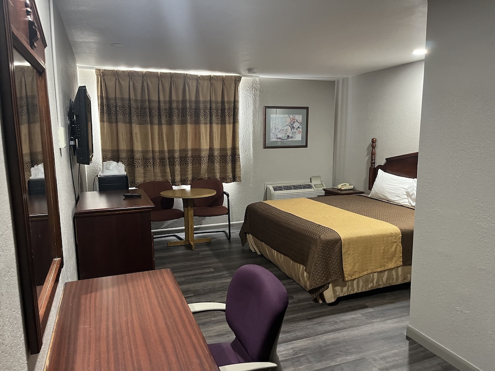 Mid Towne Inn Suites San Antonio 33/43