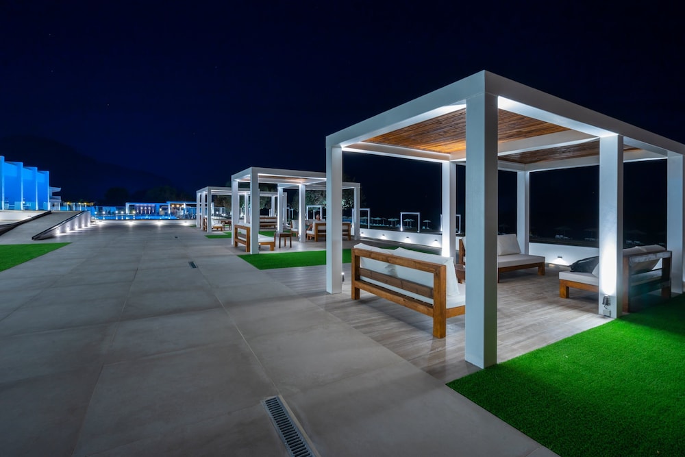 Kamari Plus Hotel 39/49