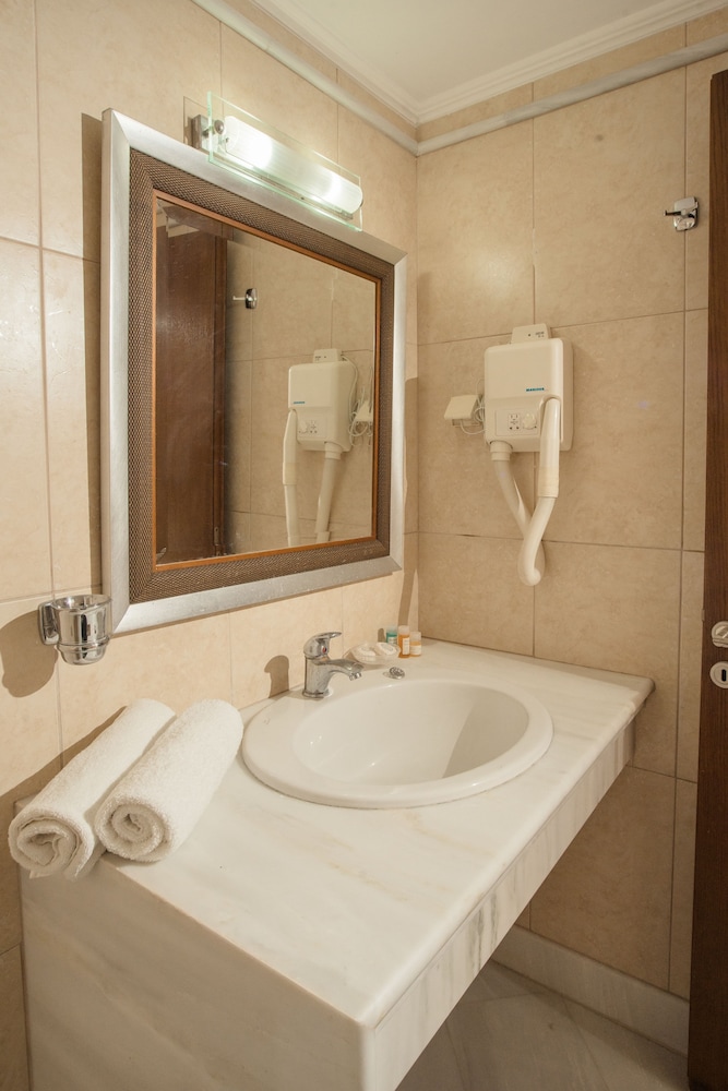 Elizabeth Suites 48/50
