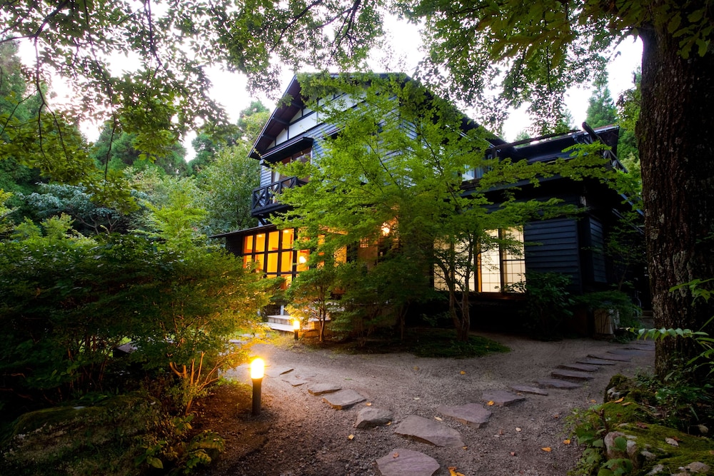 Forest Inn Born 15/19