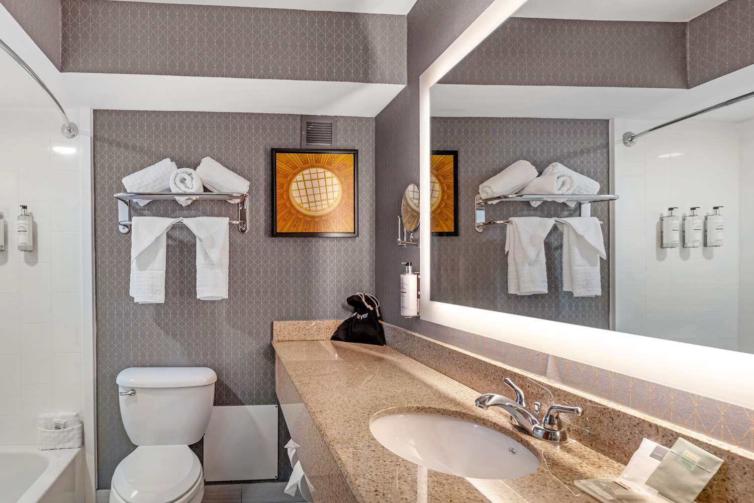 غرفة بسريرين كوين بحوض استحمام لذوي الإعاقة، Best Western Premier Richmond City Gateway 2/2